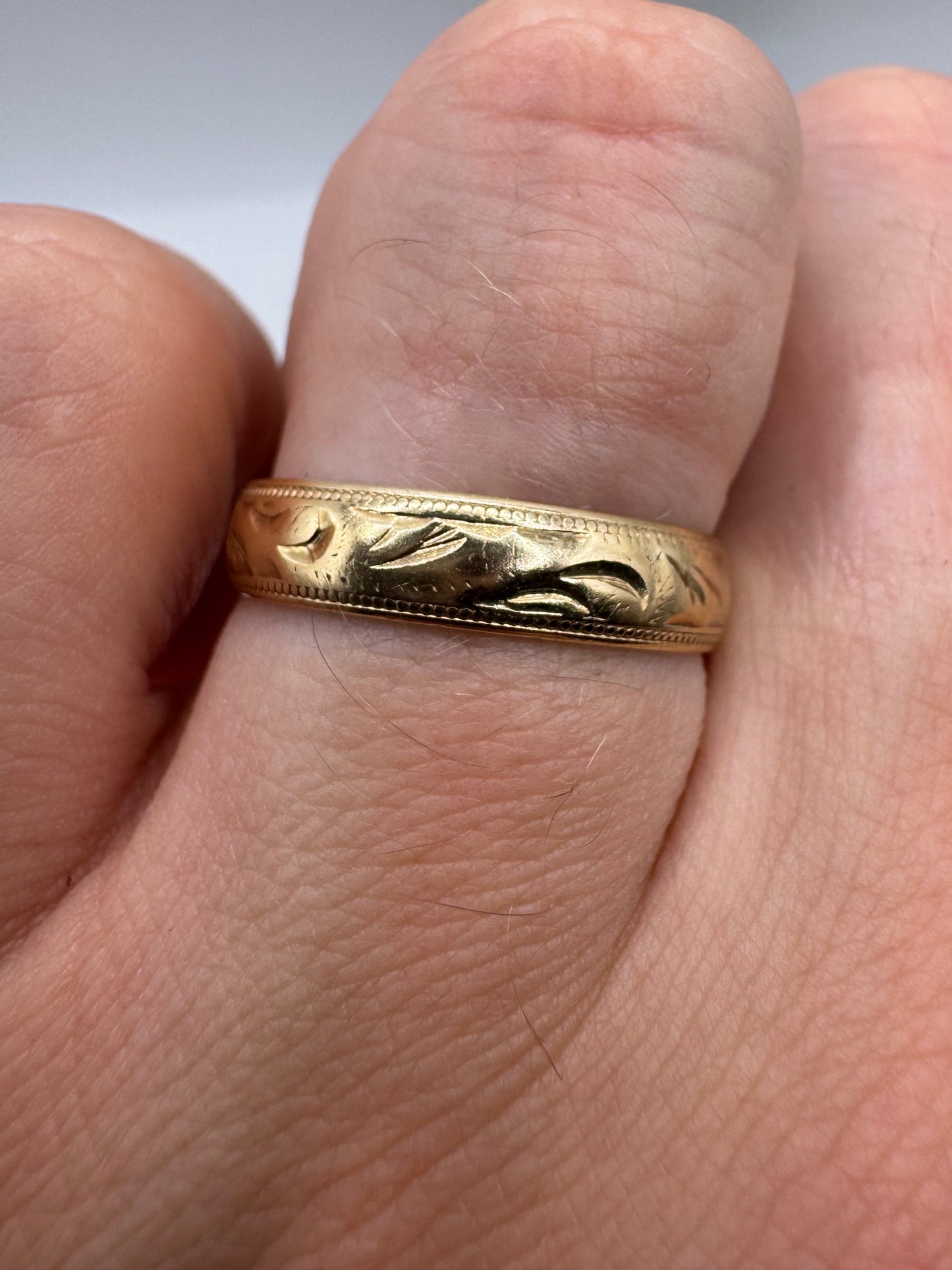 9ct gold patterned band