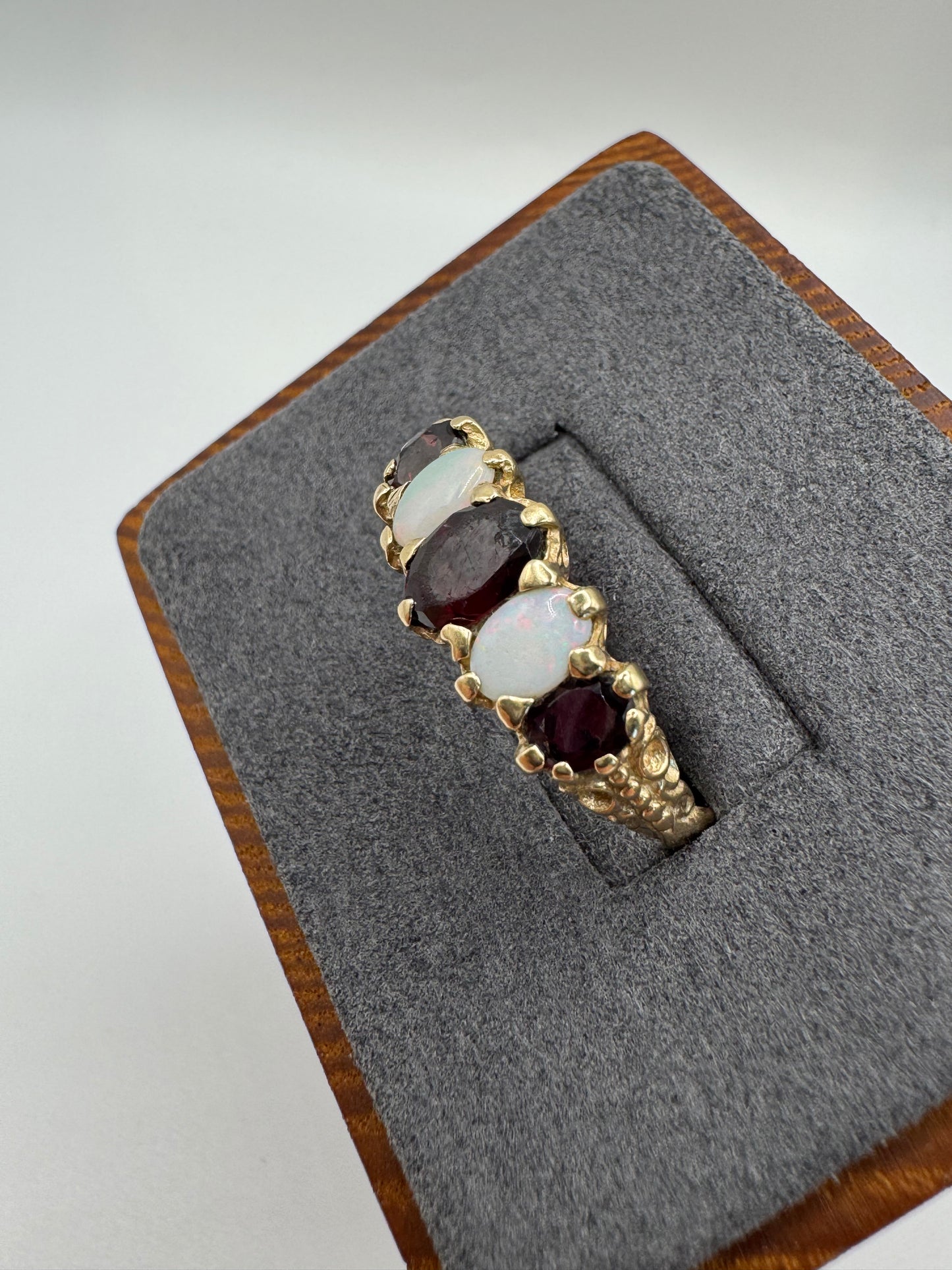 9ct gold garnet and opal ring