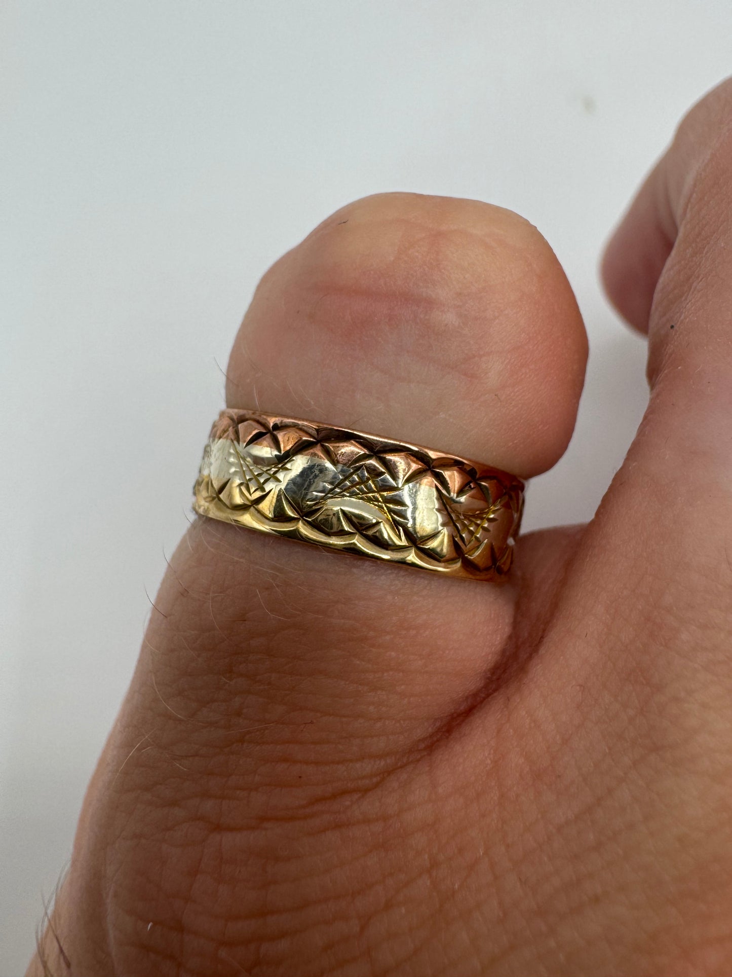 9ct tri-gold patterned band