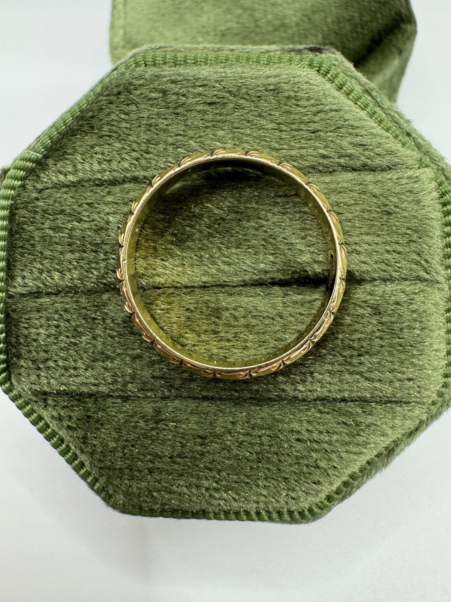 9ct gold patterned band
