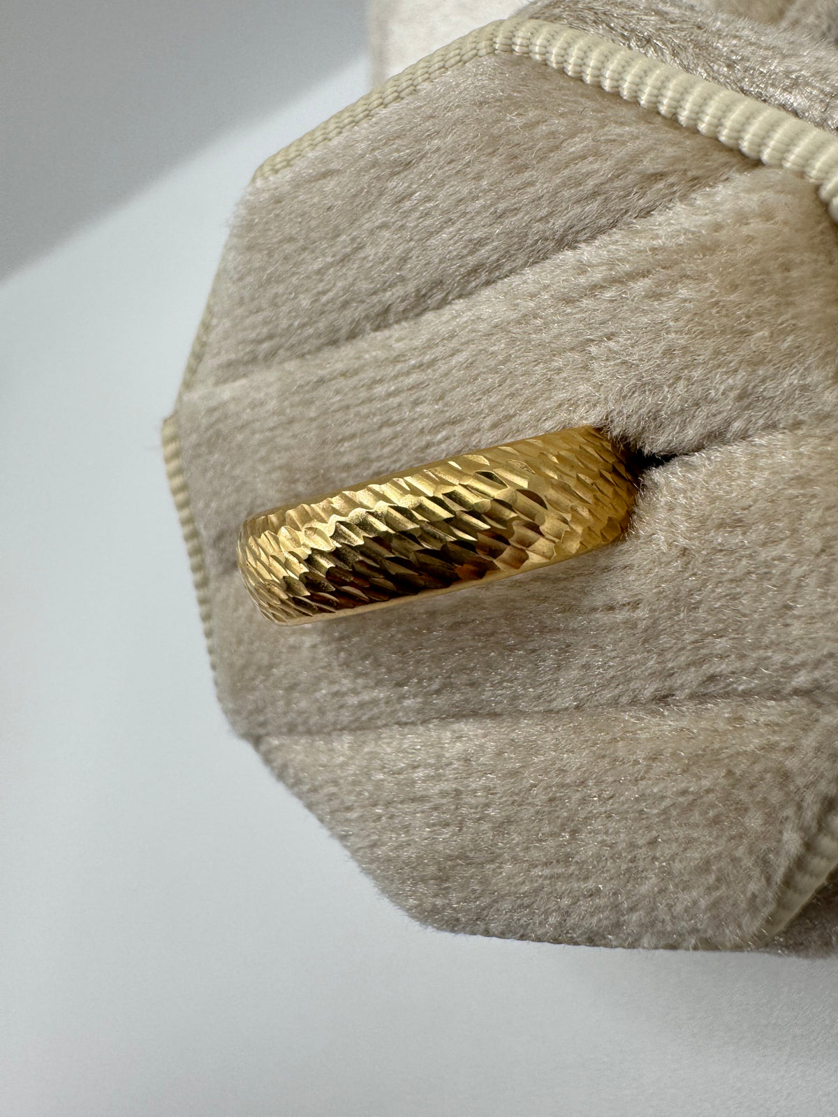 9ct gold patterned band