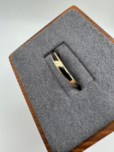 9ct gold enamelled band