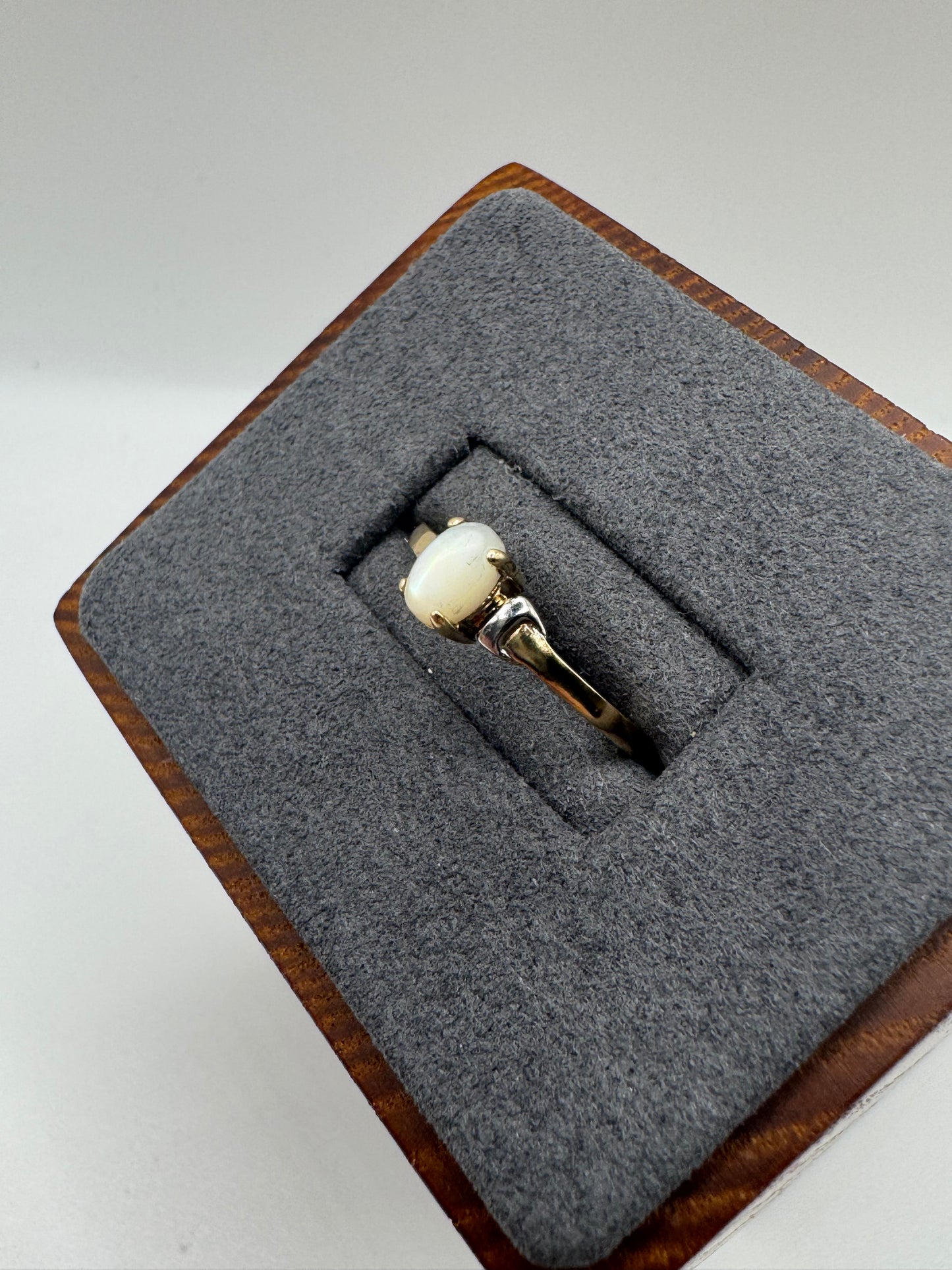 9ct gold mother of pearl ring