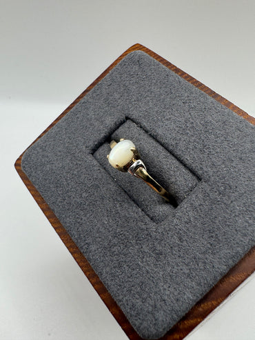9ct gold mother of pearl ring