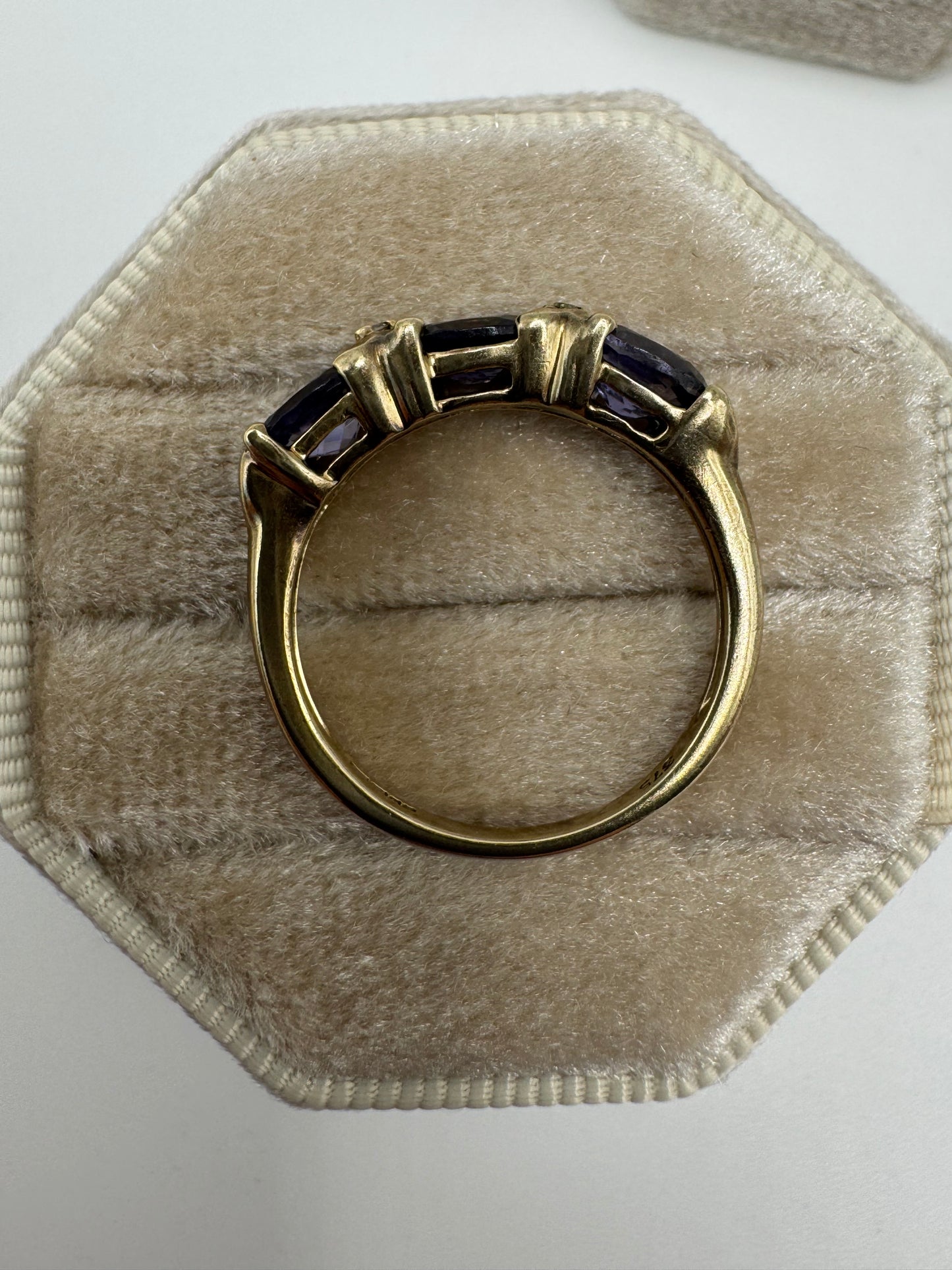 9ct gold tanzanite and diamond ring