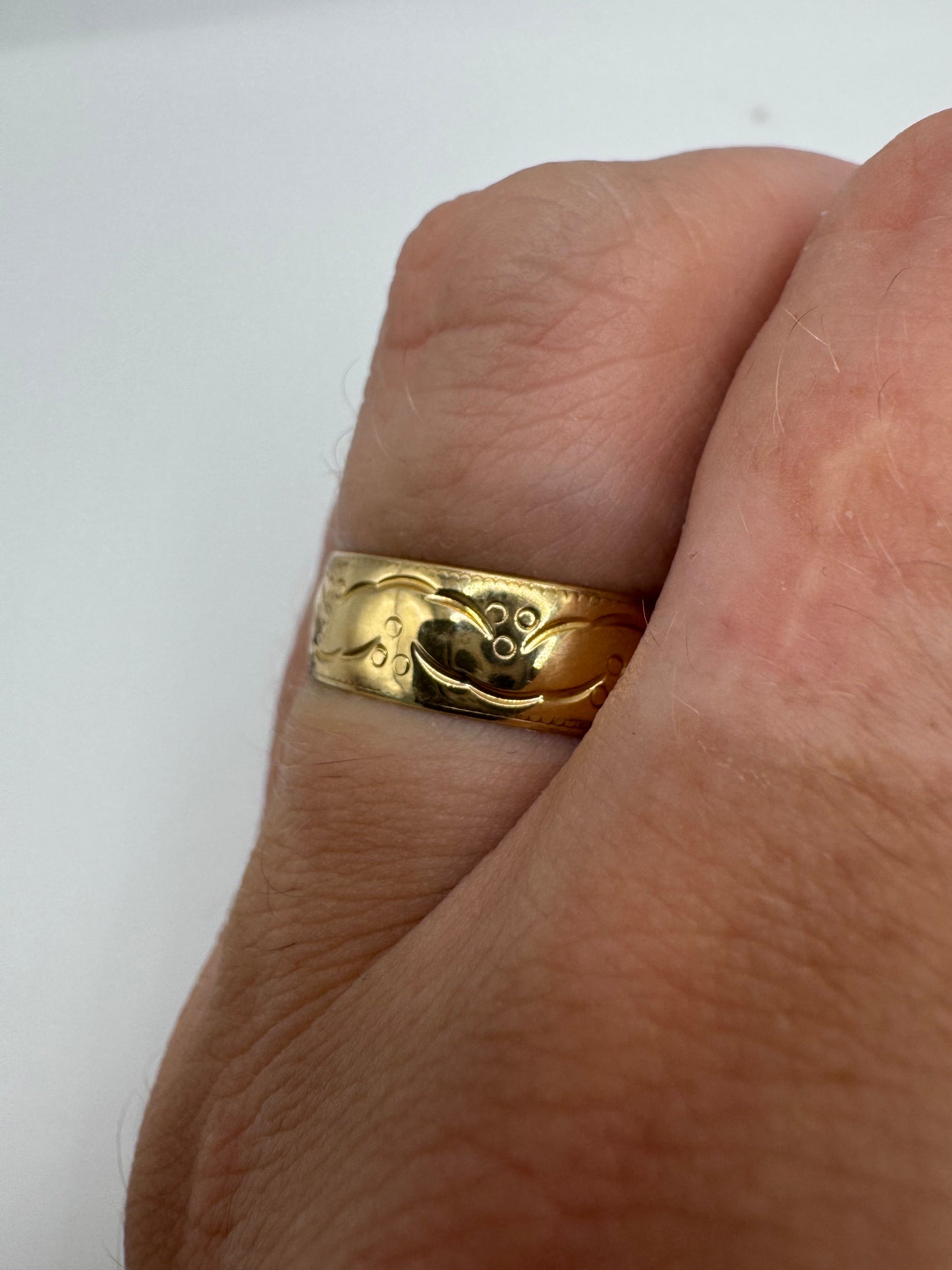9ct gold patterned band