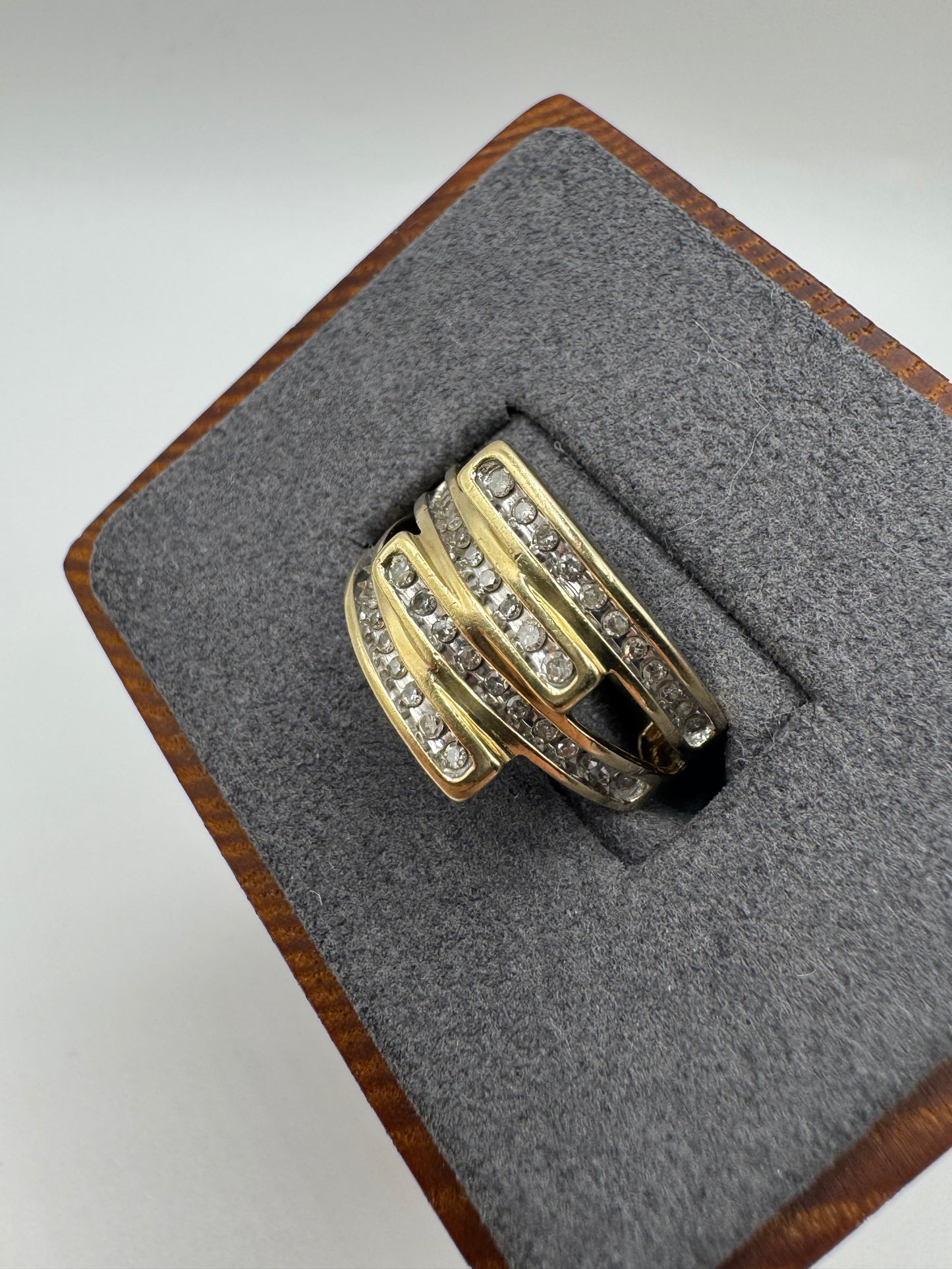 Heavy 9ct gold 0.33ct diamond ring