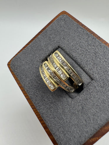 Heavy 9ct gold 0.33ct diamond ring