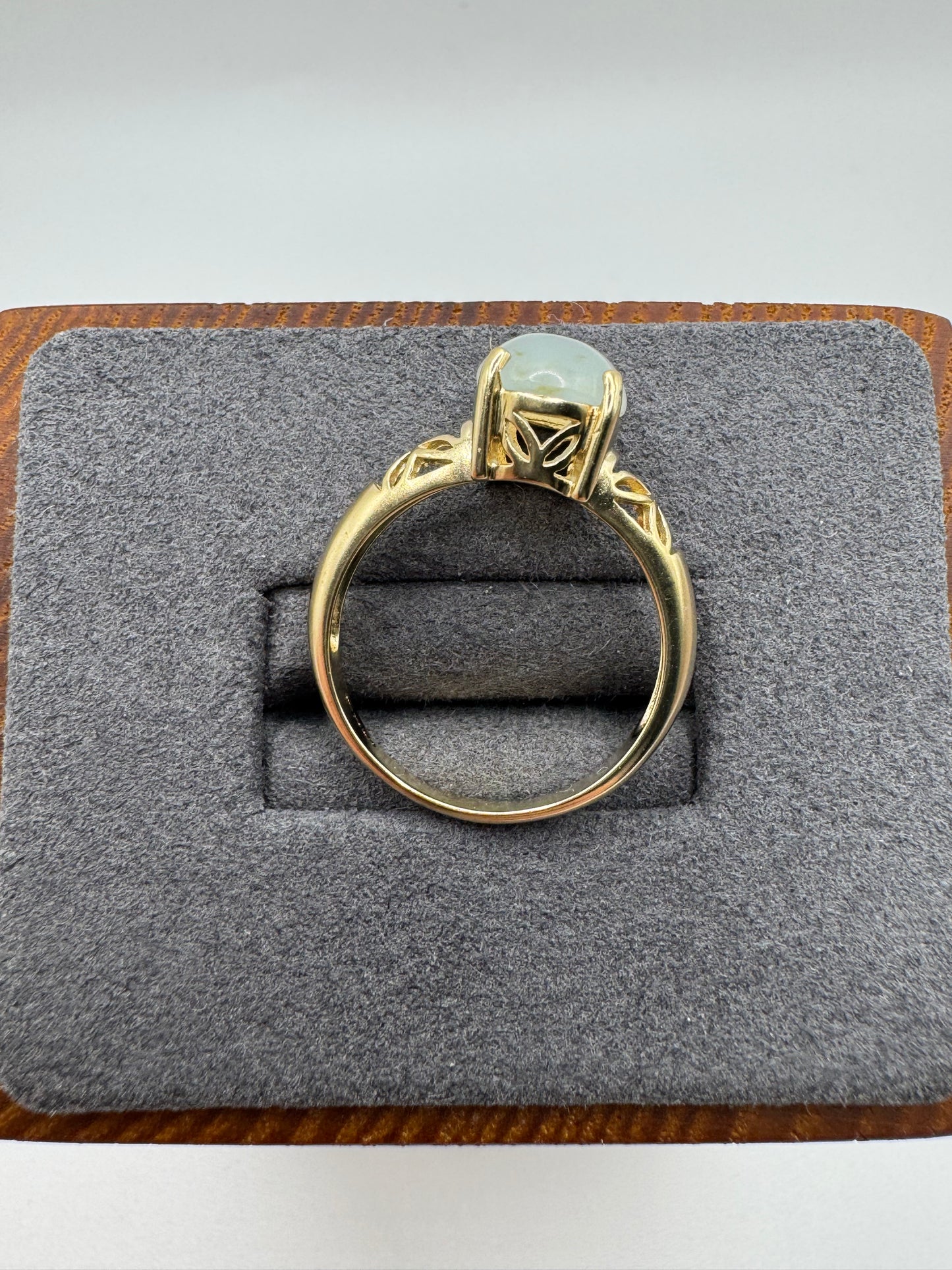 9ct gold chalcedony ring