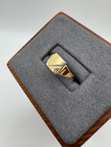 9ct gold engraved signet ring