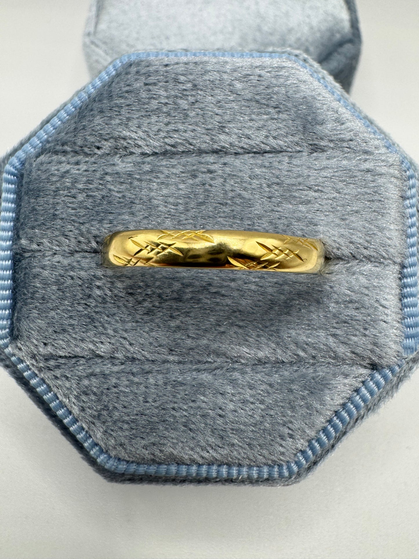9ct gold patterned band