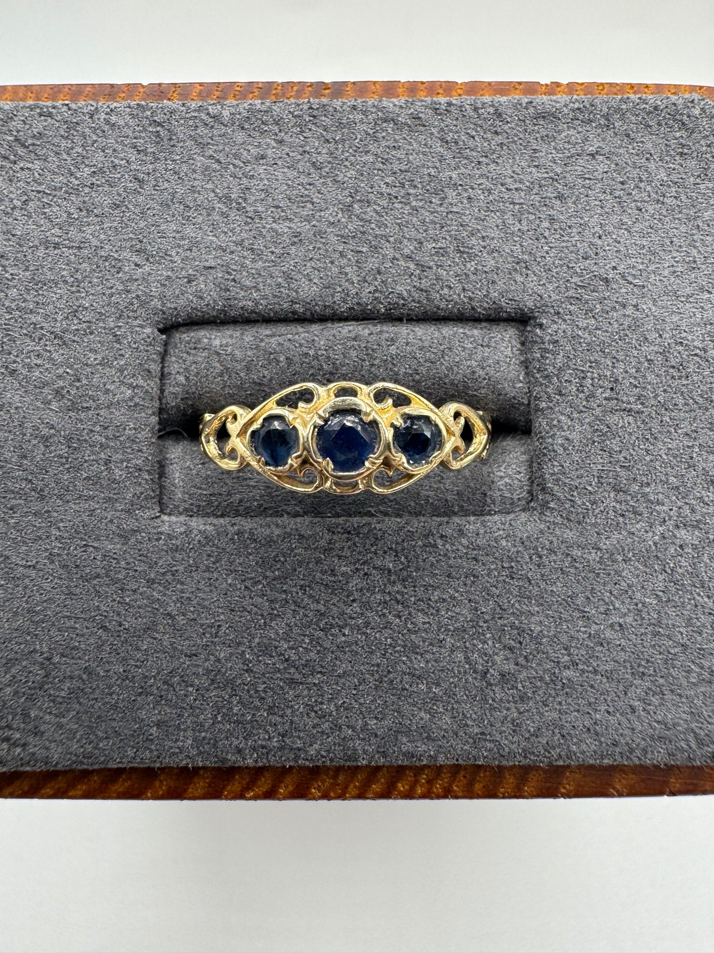 9ct gold sapphire ring