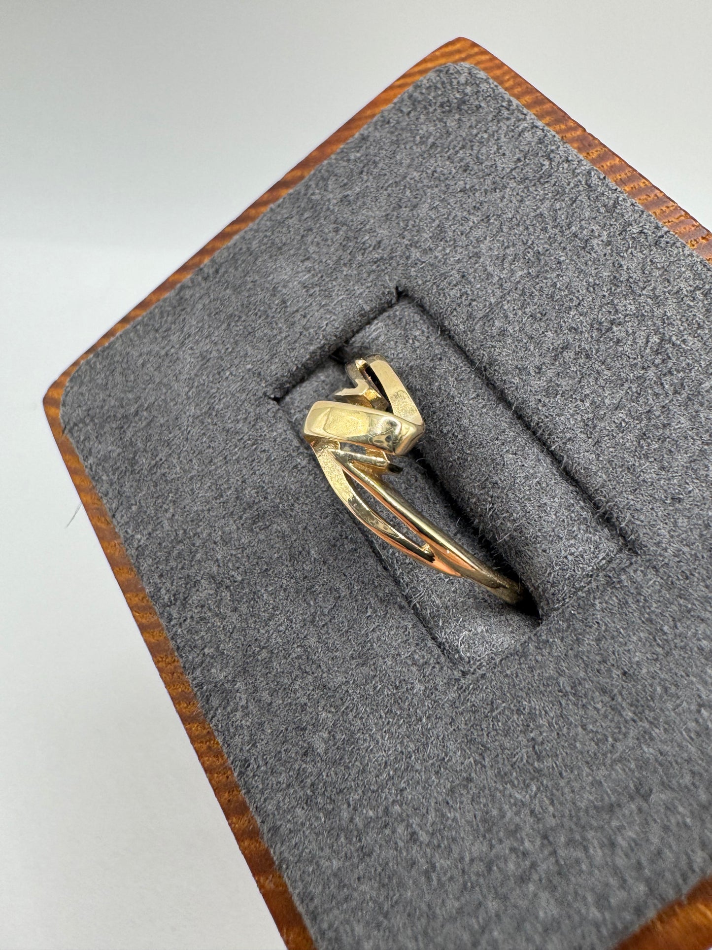 9ct gold patterned ring