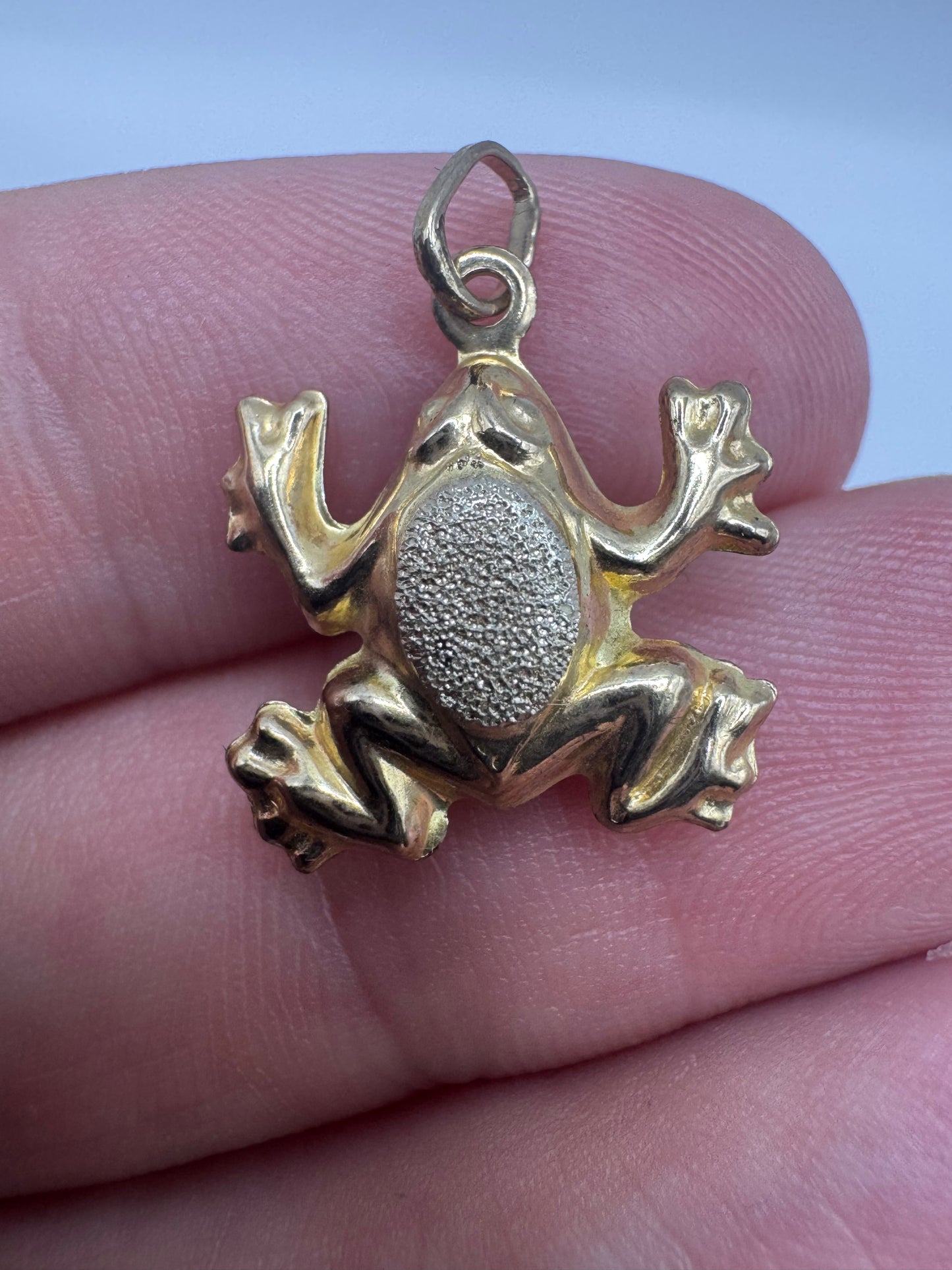 9ct gold frog pendant