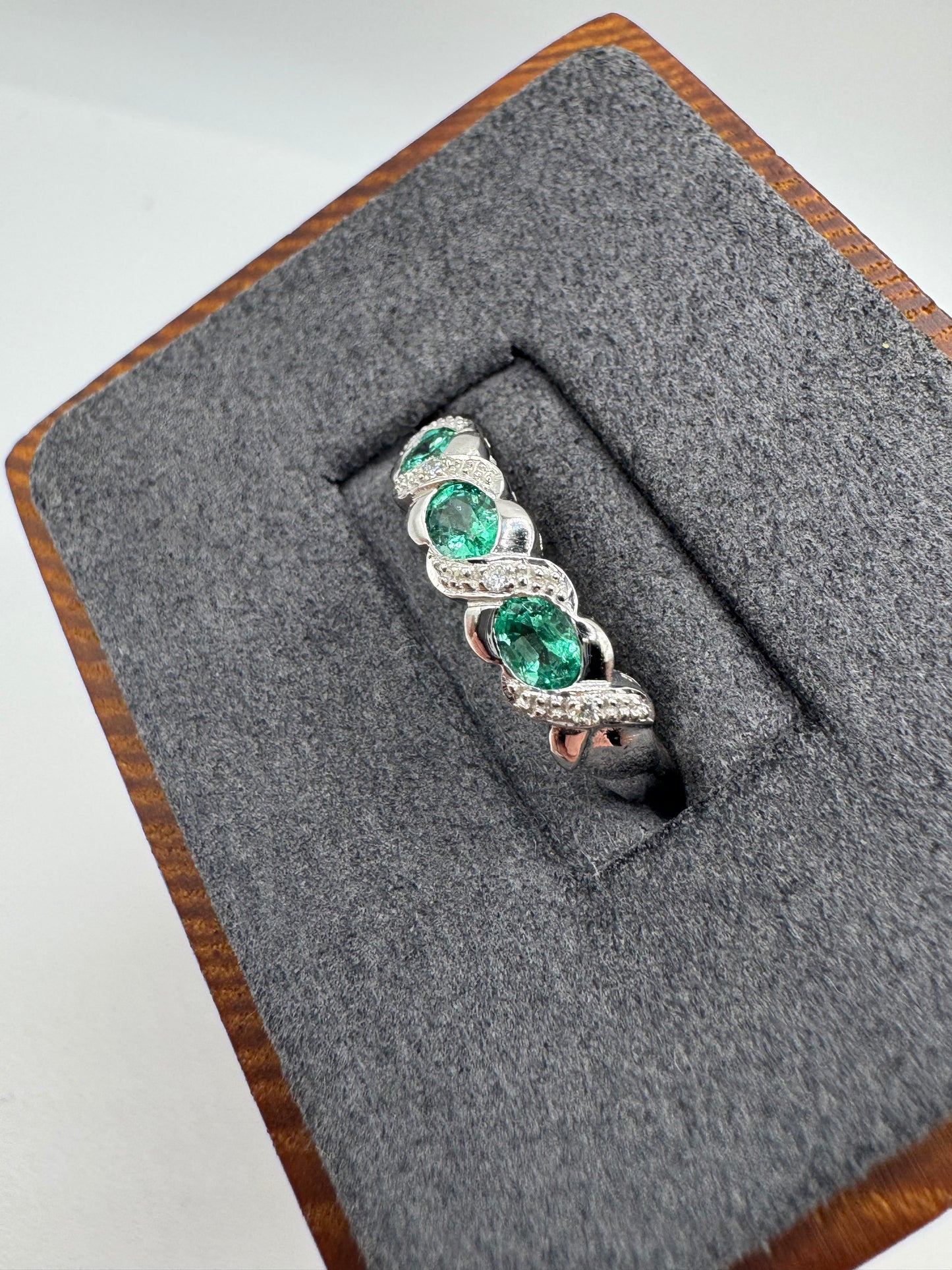 18ct white gold emerald and diamond ring
