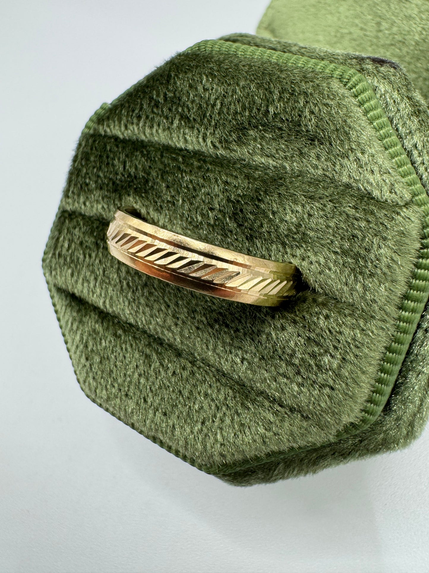 9ct gold patterned band