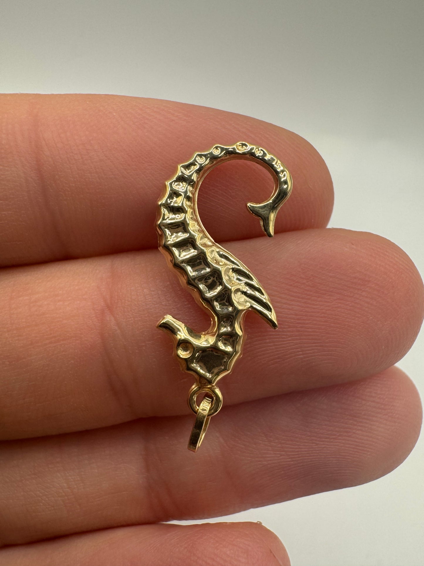 9ct gold seahorse charm