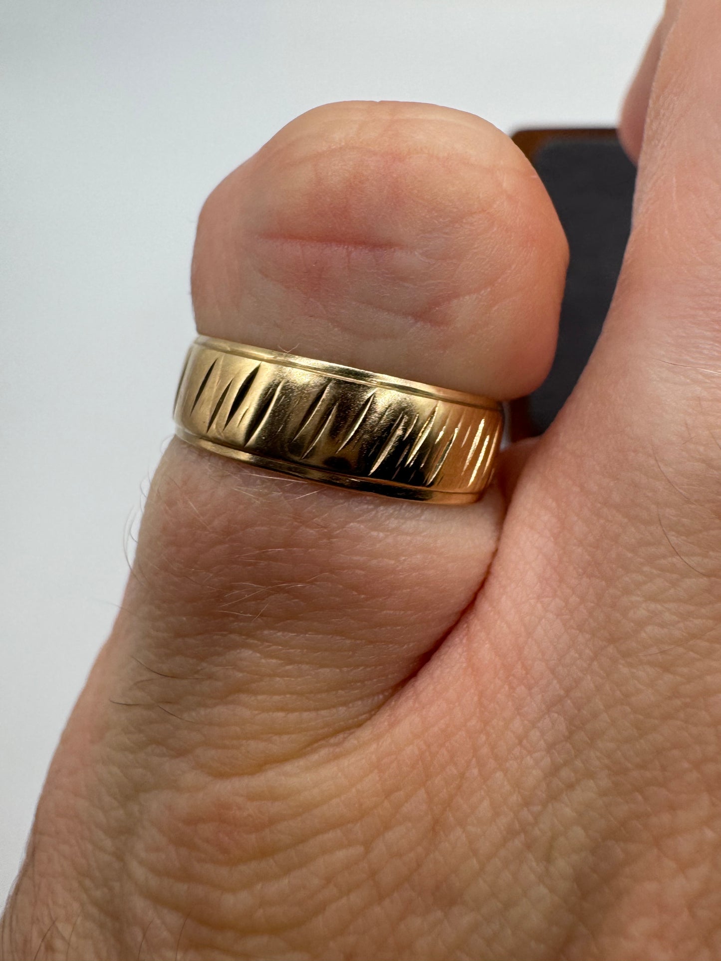 9ct gold engraved band