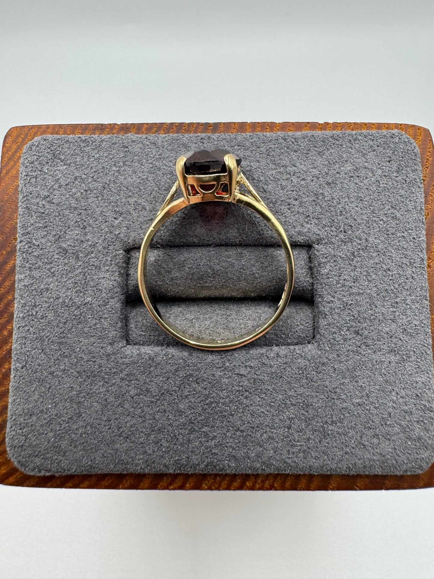 9ct gold garnet ring