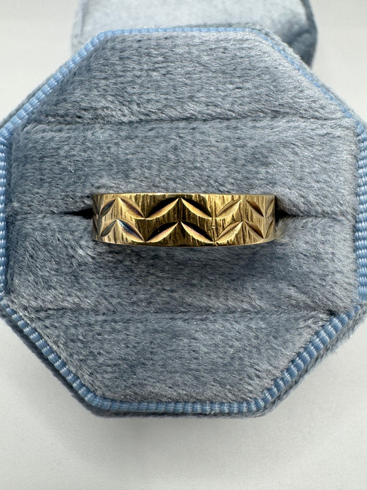 9ct gold patterned band