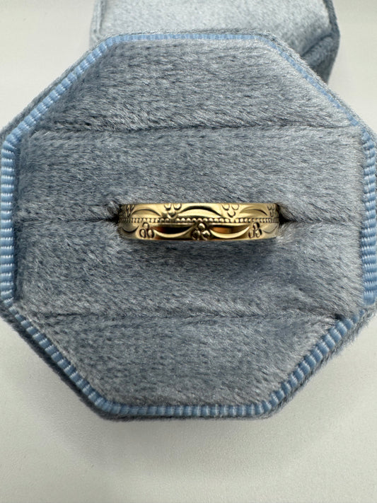 9ct gold patterned band