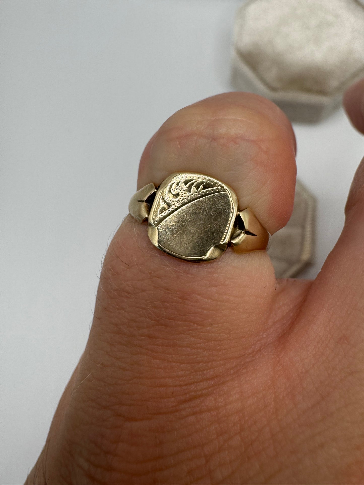 9ct gold engraved signet ring