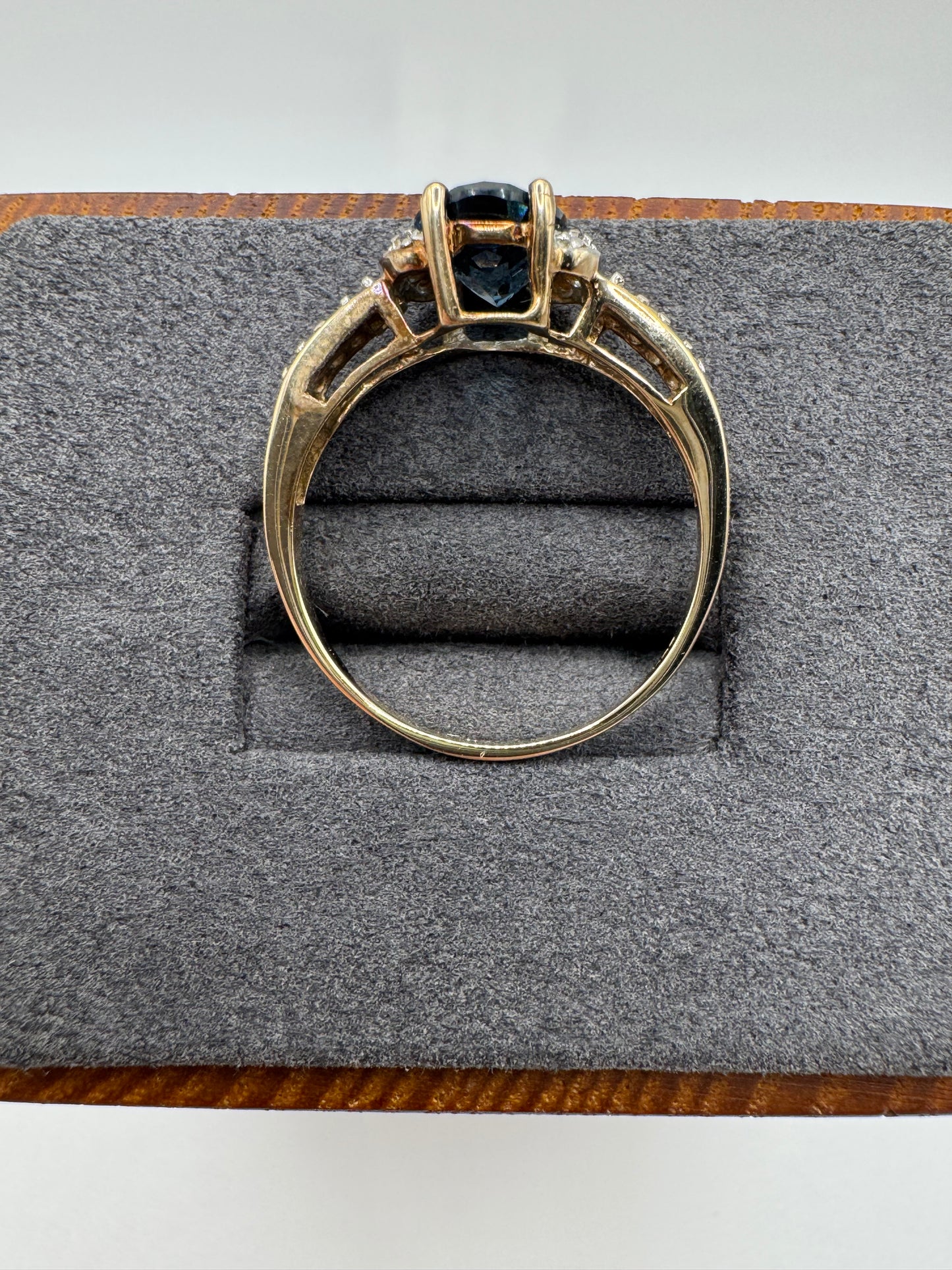 9ct gold London blue topaz and diamond ring