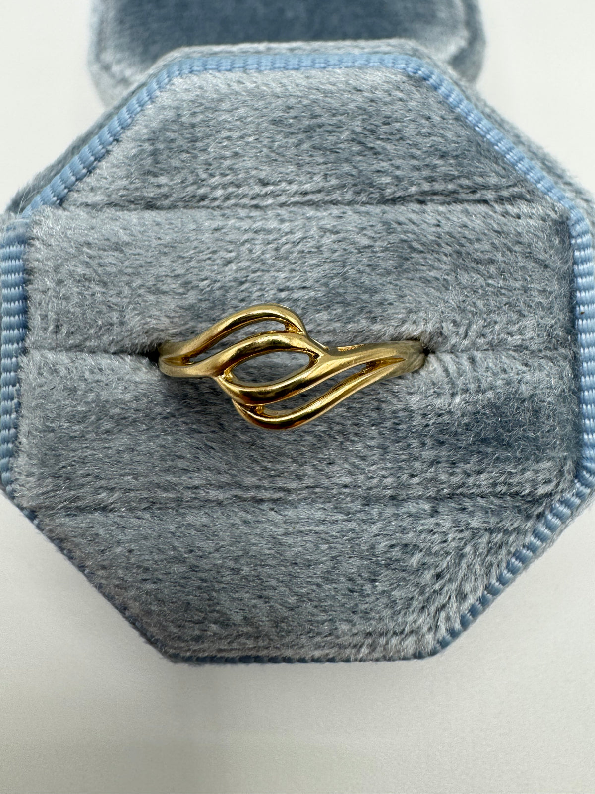 9ct gold swirl ring