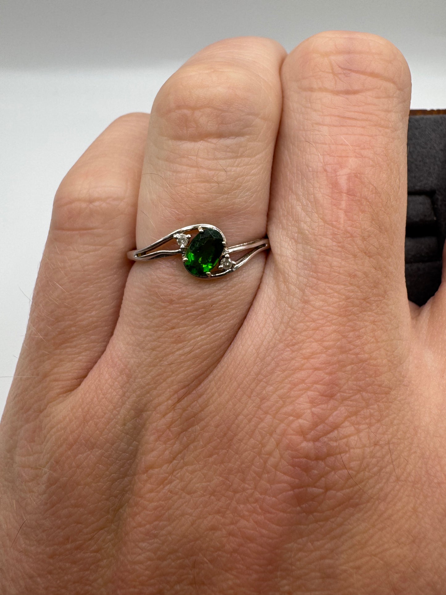 9ct white gold diopside and diamond ring