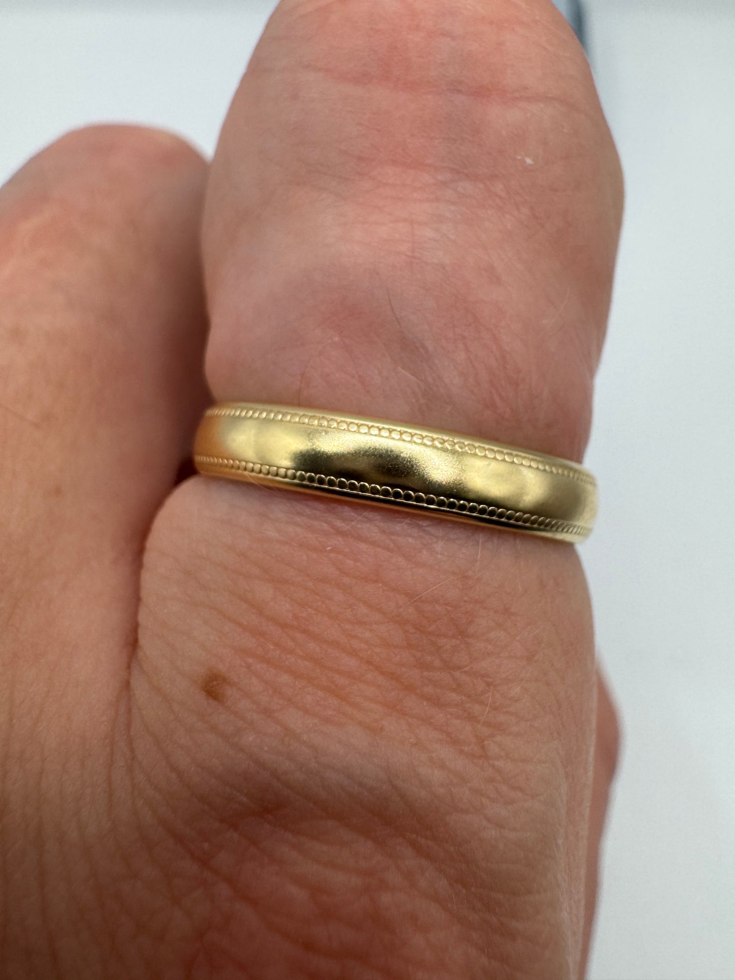 9ct gold patterned band