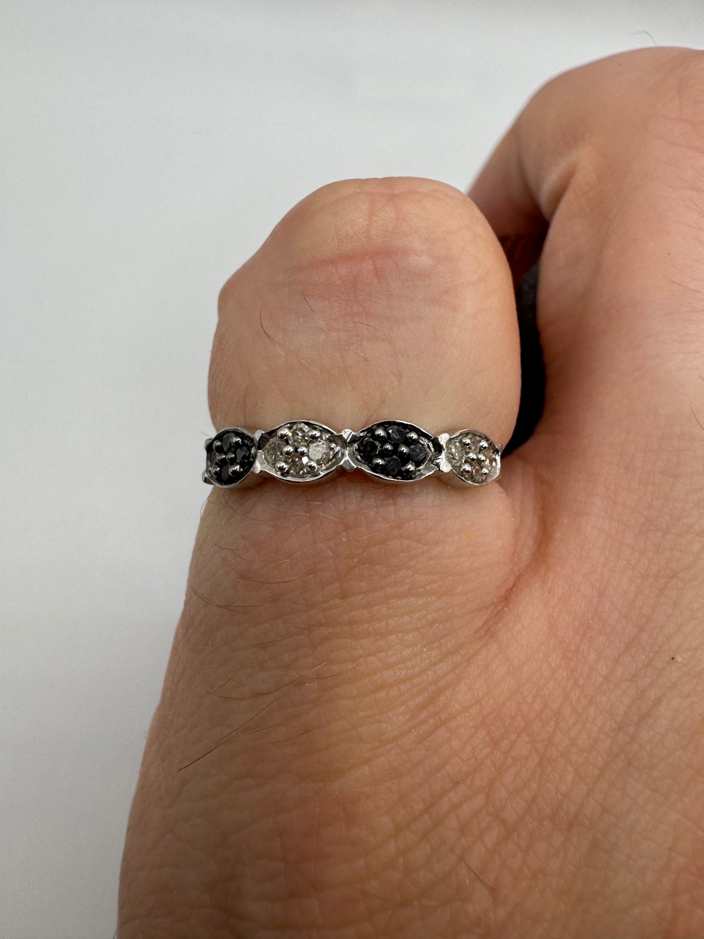 9ct white gold diamond (inc black diamond) ring