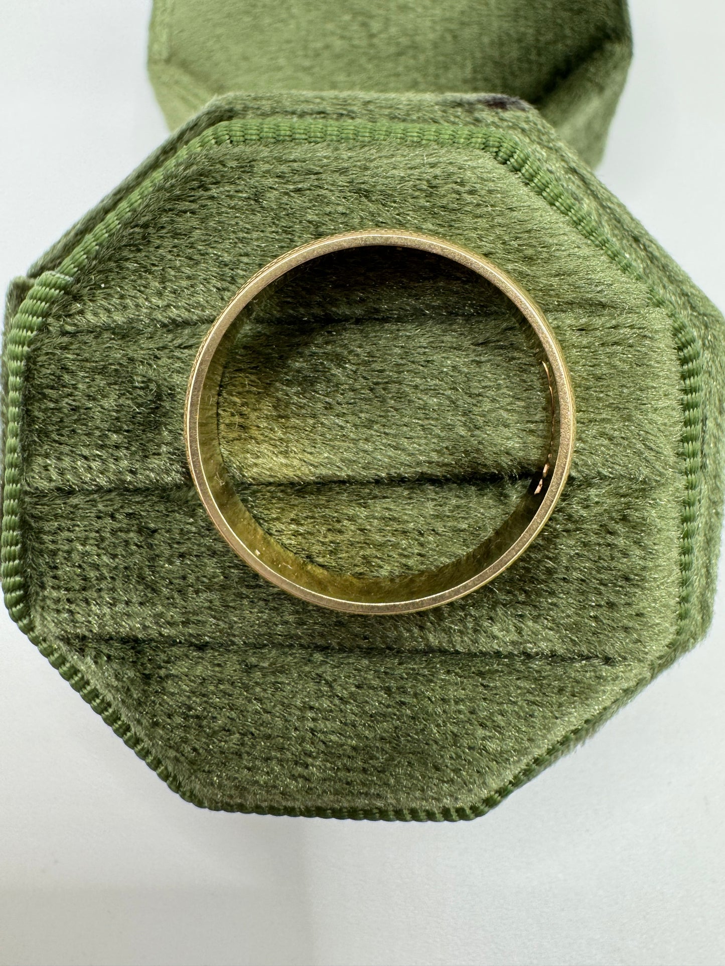 9ct gold patterned band