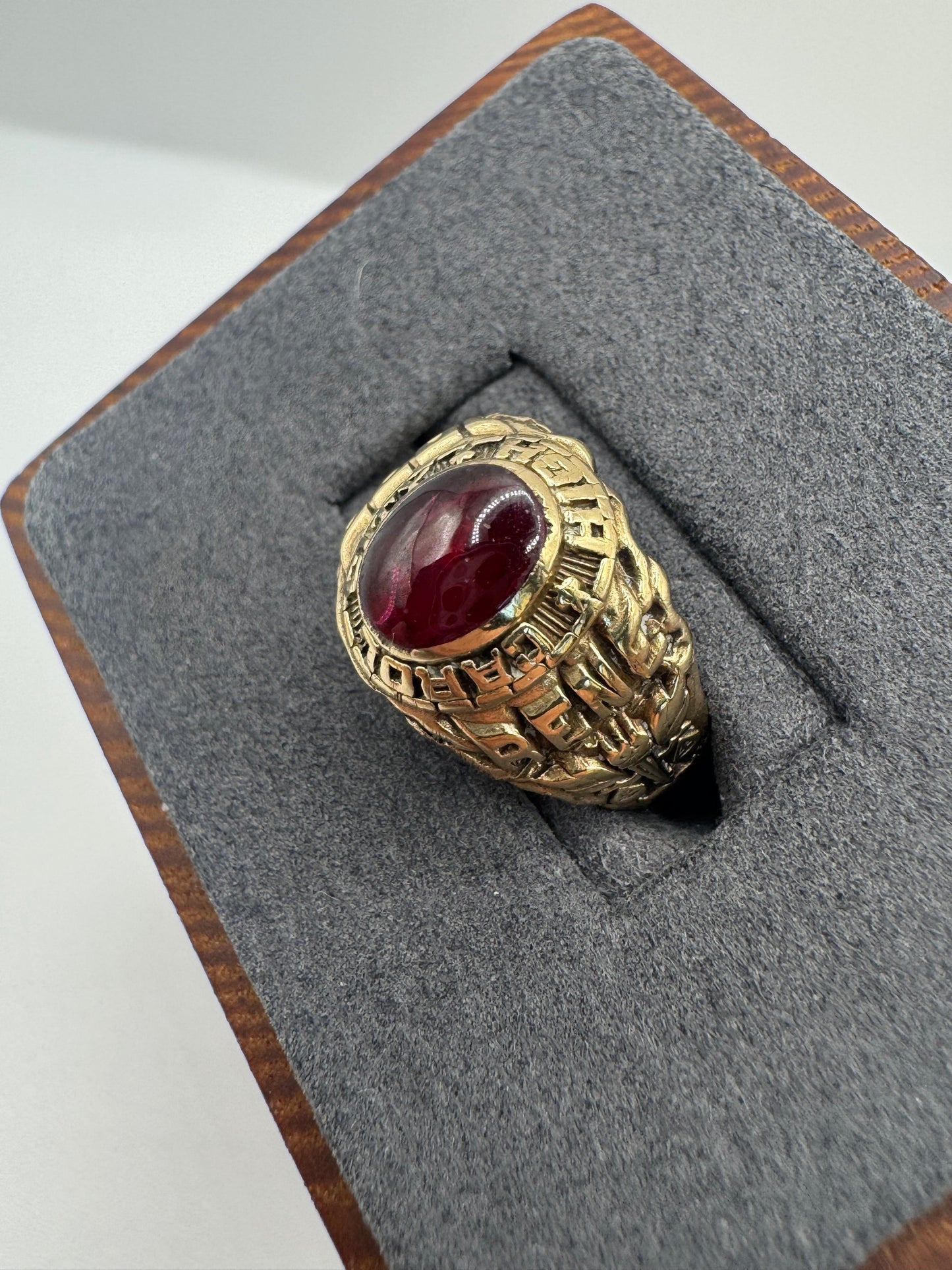 Heavy 9ct 1977 college ring