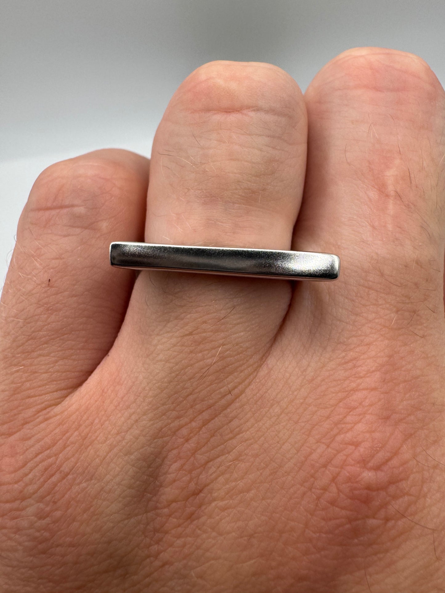 9ct white gold unusually shaped band