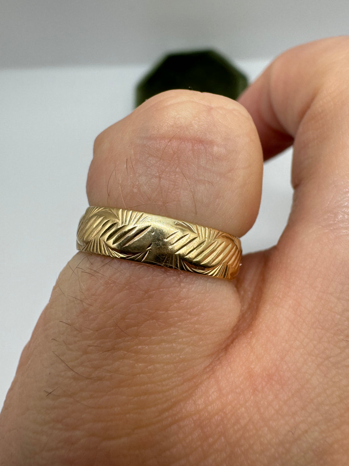 Vintage 9ct gold patterned band