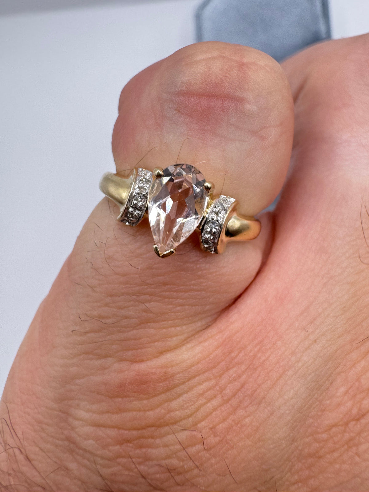9ct gold morganite and diamond ring