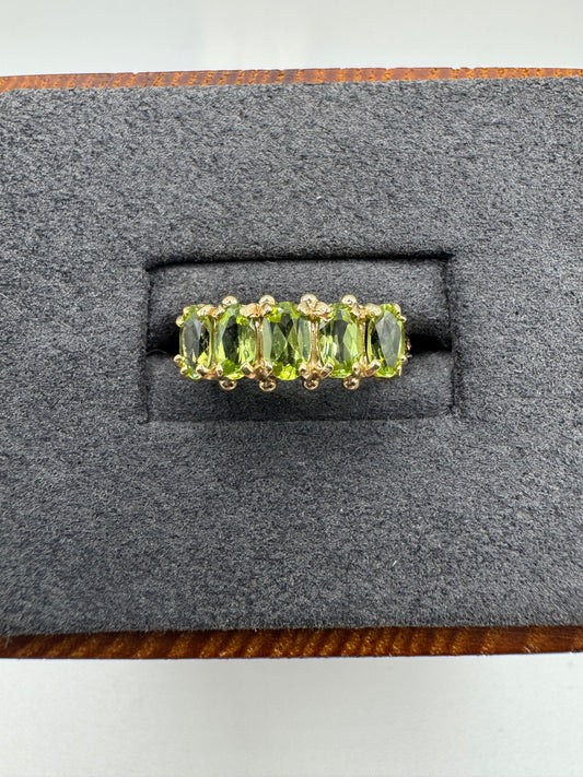 9ct gold peridot ring