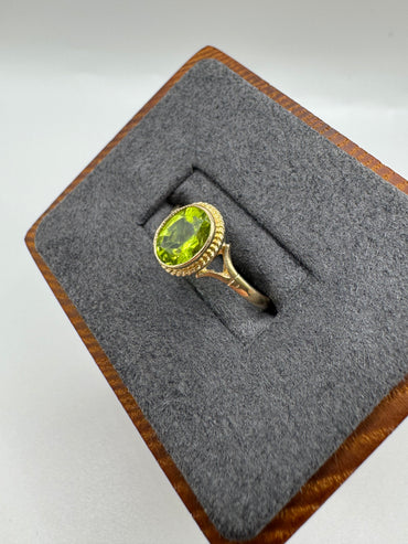 9ct gold peridot ring