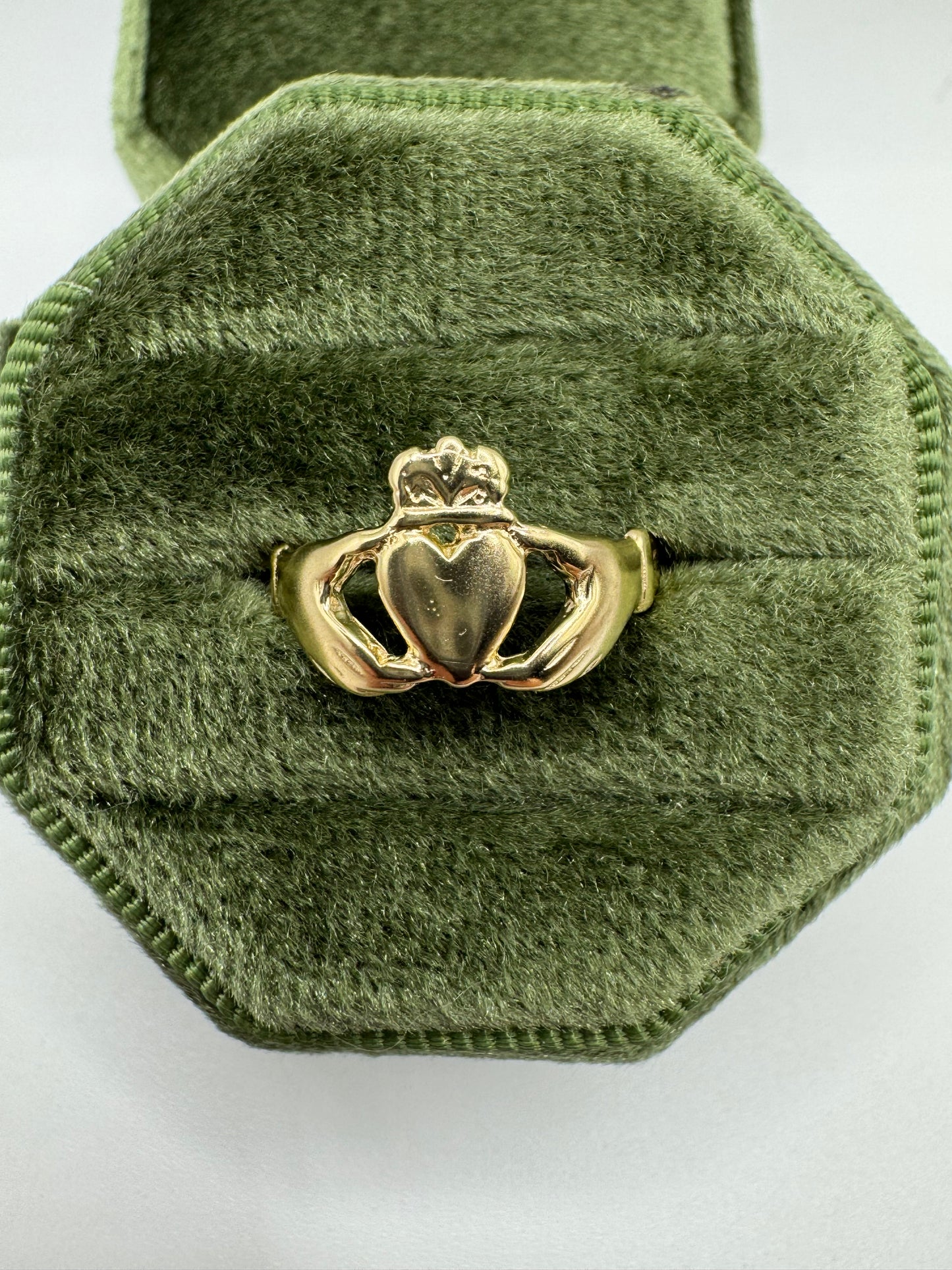 9ct gold claddagh ring