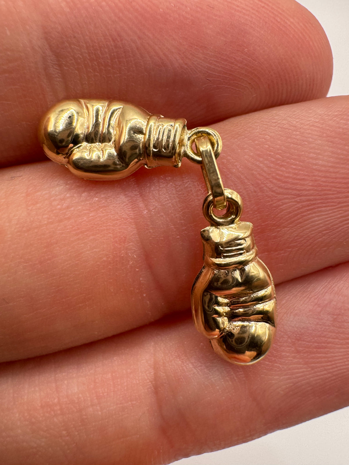 9ct gold pair of boxing gloves charm