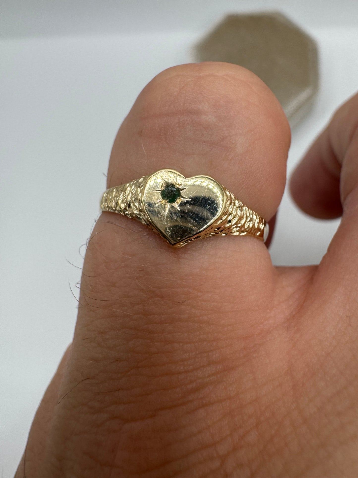 9ct gold emerald heart signet ring