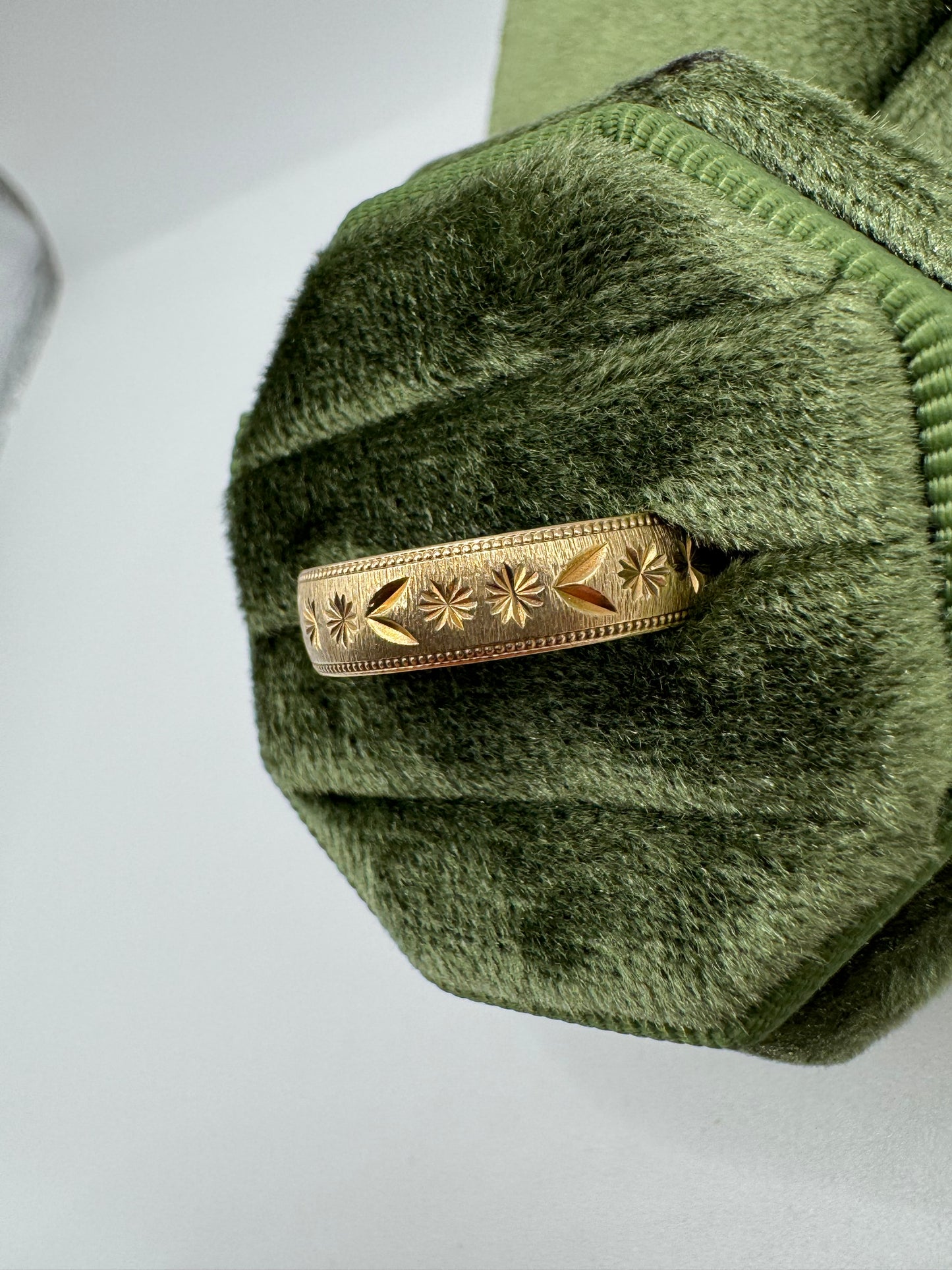 9ct gold patterned band