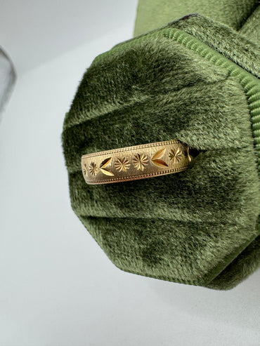 9ct gold patterned band