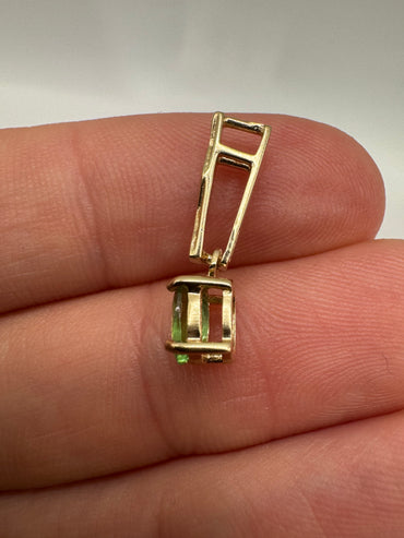9ct gold peridot and diamond pendant