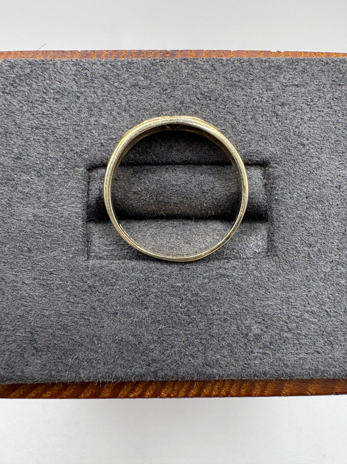9ct gold sapphire engraved gypsy ring