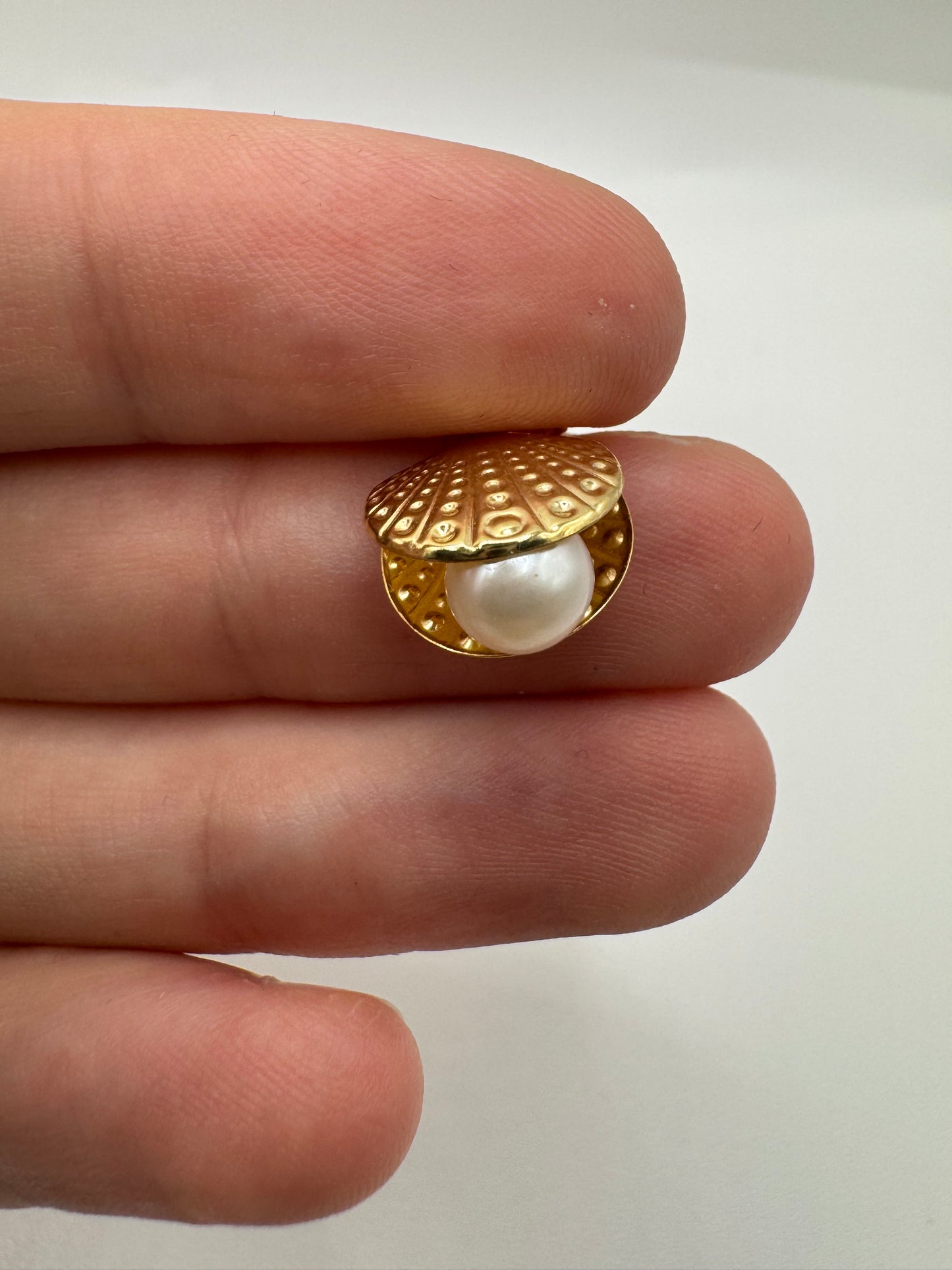 9ct gold pearl oyster shell charm