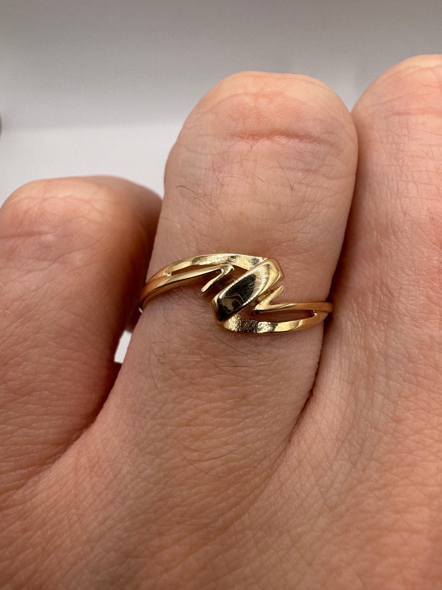 9ct gold patterned ring