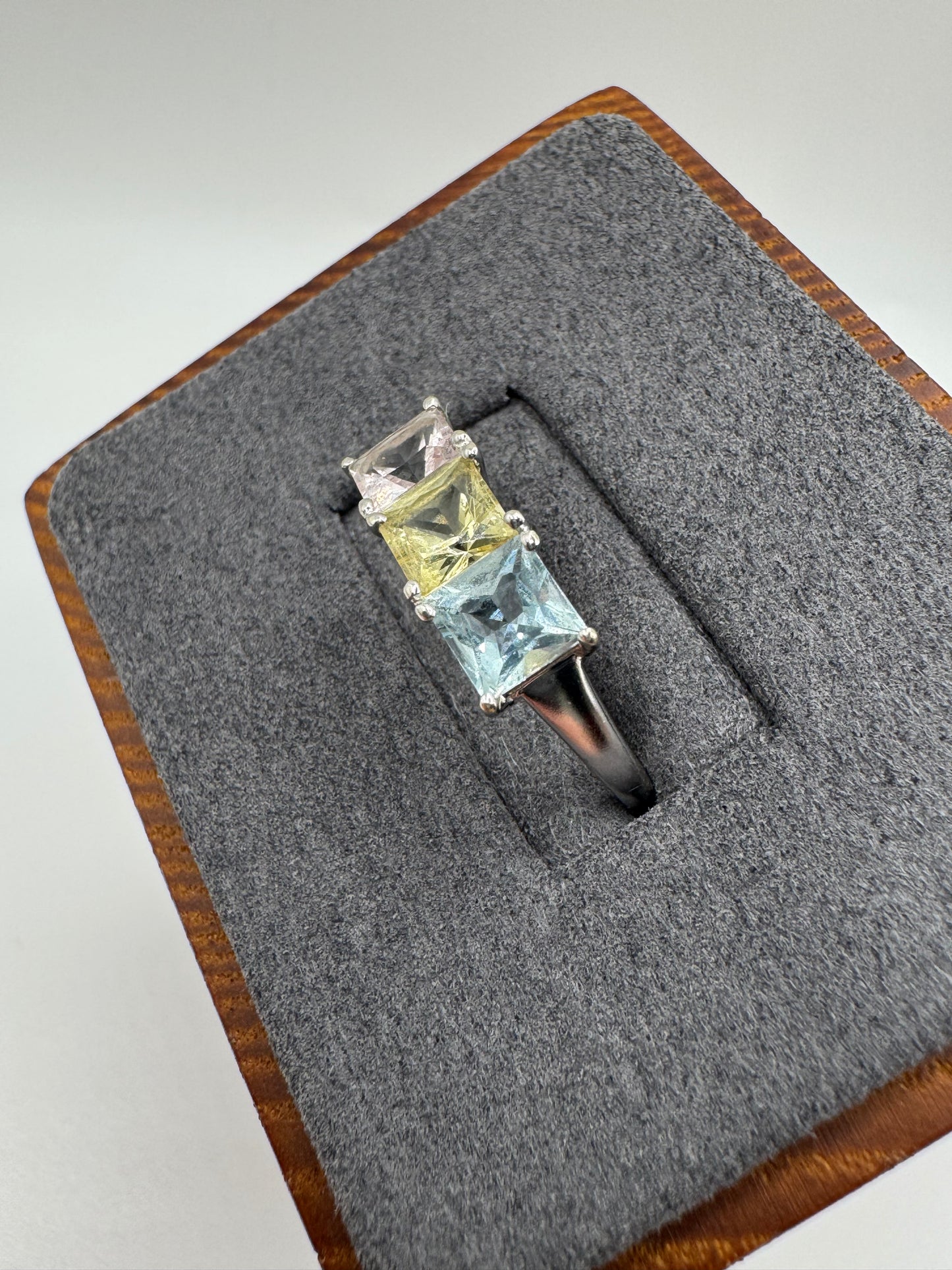 9ct white gold multi-coloured topaz ring