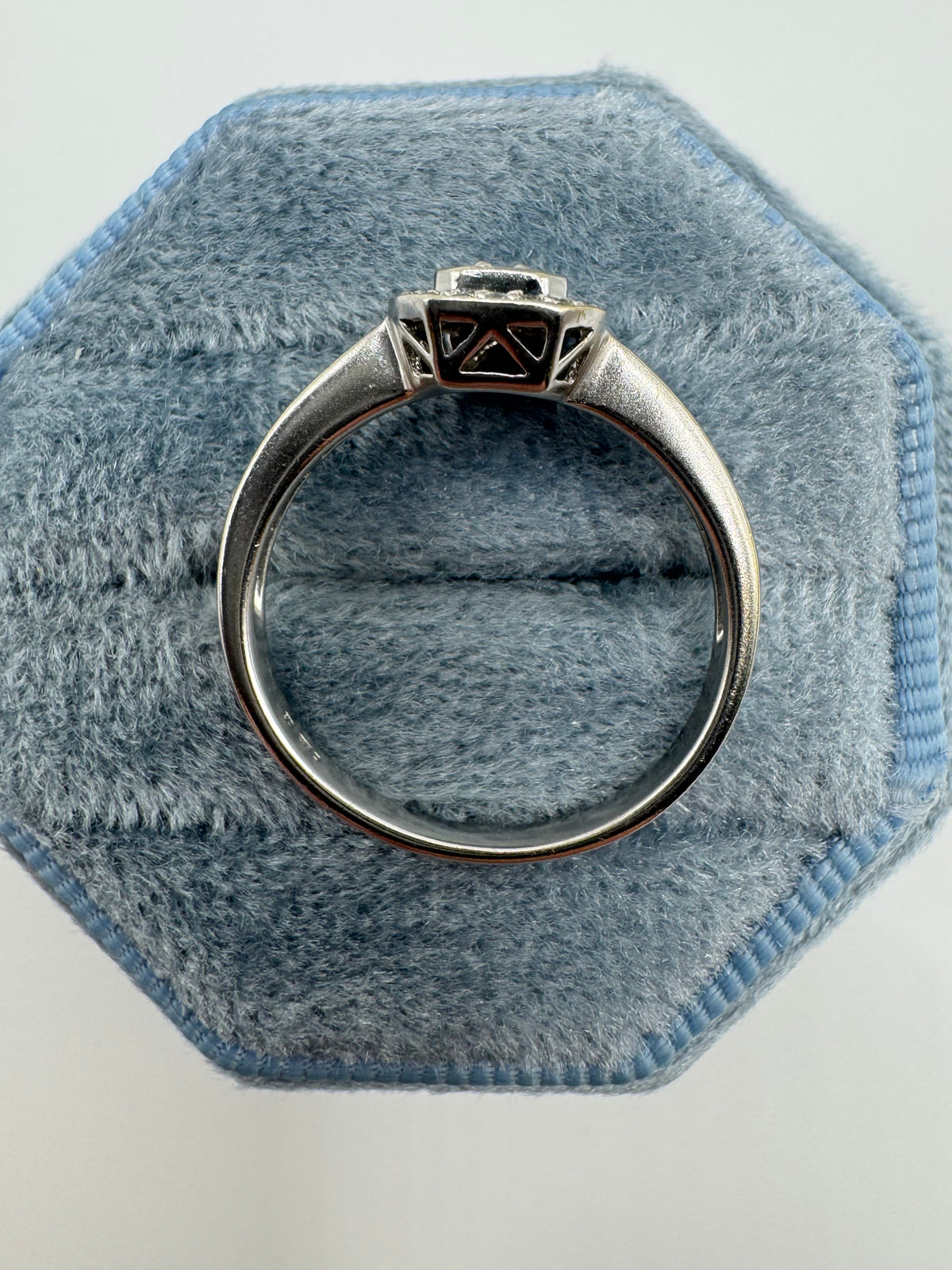 9ct white gold 0.5ct diamond cluster ring