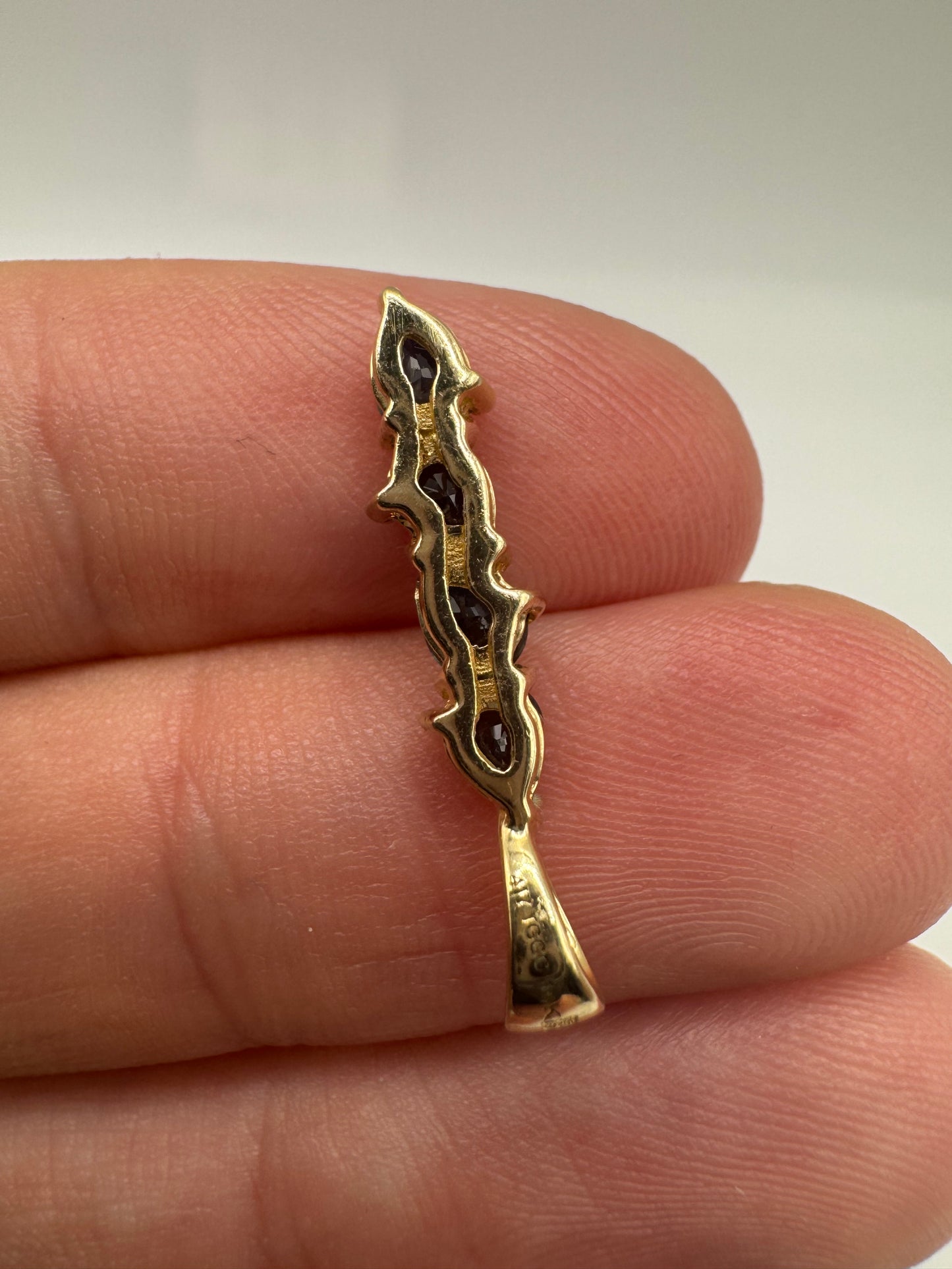 9ct gold London blue topaz pendant
